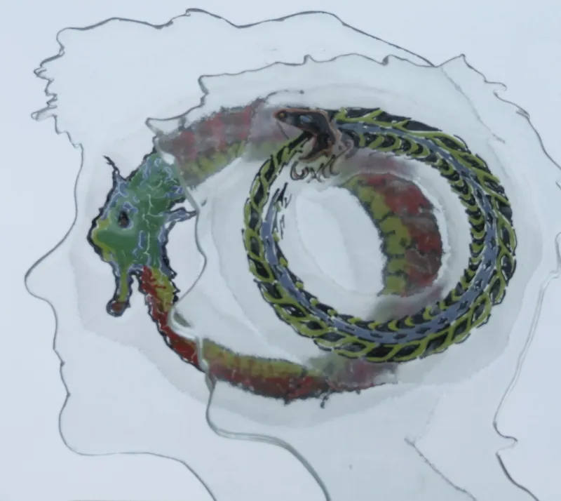 Glazen beeld van een ouroboros, een slang die in zijn eigen staart bijt, binnen de omtrek van een hoofd